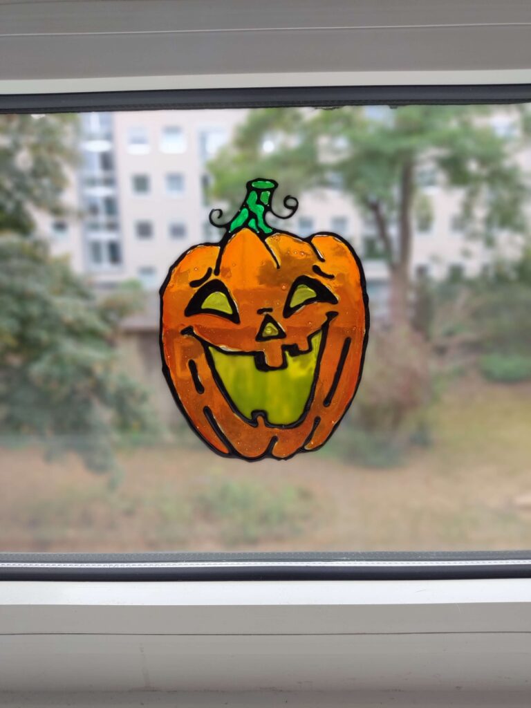 Fertiger Kürbis am Fenster.
